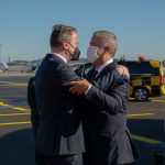 En el aeropuerto de Luxemburgo, el Presidente Iván Duque Márquez fue recibido por el Primer Ministro Xavier Bettel, con quien se reunirá para revisar acuerdos de cooperación y fortalecer el intercambio. Foto: Juan Pablo Bello- PRESIDENCIA