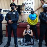 Mujeres ucranianas protestan contra la intervención militar de Rusia en Ucrania, mientras policías custodian la Embajada de Rusia en la Ciudad de México, México, el 24 de febrero de 2022. (Daniel Cárdenas- Agencia Anadolu)
