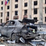 La oficina del gobernador de Járkov y un vehículo quedaron destrozados después del ataque con misiles del Ejército ruso en Járkov, Ucrania, el 1 de marzo de 2022. Foto Servicio de Emergencia del Estado de Ucrania.