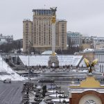 La capital ucraniana, Kiev, fue fotografiada luego de los ataques rusos y en medio de las nevadas en el sexto día de la intervención de Moscú el 1 de marzo de 2022