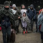 Una familia de refugiados ucranianos con once niños entra en Rumanía por el paso fronterizo de Isaccea, al sur de Ucrania. UNICEF/Ioana Moldovan
