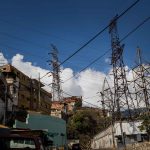 Fotografía de torres de conexiones eléctricas en un sector popular, el 2 de marzo de 2022, en Caracas (Venezuela).EFE/ Miguel Gutiérrez