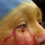Una mujer ucraniana residente en Bangkok se pintó el rostro con lágrimas de sangre durante una manifestación pacífica contra la invasión rusa de Ucrania en Bangkok, Tailandia. EFE/NARONG SANGNAK