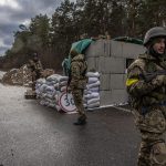 Miembros del ejército ucraniano montan guardia en un puesto de control cerca de Brovary, en la primera línea oriental de la región de Kyiv (Kiev), Ucrania, 08 de marzo de 2022. EFE/EPA/ROMAN PILIPEY