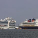 El crucero Disney Wonder (d) de la compañía Disney Cruise Line y el Ruby Princess de la línea Princess Cruises son vistos hoy en el puerto turístico de Cartagena de Indias. EFE/Ricardo Maldonado Rozo
