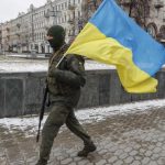 Un soldado ucraniano con una bandera de Ucrania, en Kiev.ZURAB KURTSIKIDZE / EFE
