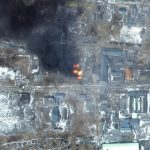 Una imagen de satélite multiespectral facilitada por Maxar Technologies muestra los incendios en la zona industrial, distrito de Primorskyi de Mariupol, Ucrania, el 12 de marzo de 2022. (Incendio, Rusia, Ucrania) EFE EPA