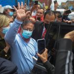 El senador y exalcalde Gustavo Petro se alzó este domingo con la candidatura presidencial de la izquierda colombiana