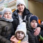 Esta familia, como muchas otras personas que huyen de Ucrania, esperan en la estación de tren de Przemysl para ser transportados a Varsovia (Polonia). Foto Comité Internacional de la Cruz