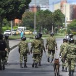 Militares vigilan ciudades en Colombia