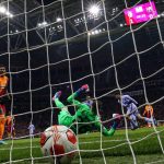 El Barcelona le gana al Galatasaray 2 a 1 y se clasifica a los cuartos de final de la Liga Europa de la UEFAEl momento de uno de los goles del Barcelona. (Salih Zeki Fazlıoğlu - Agencia Anadolu)