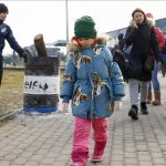 Civiles que huyen de Ucrania cruzan la frontera entre Ucrania y Polonia debido a los continuos ataques rusos, en Medyka, Polonia, el 8 de marzo de 2022. (Abdulhamid Hoşbaş - Agencia Anadolu)
