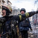Miembros de equipos de rescate y emergencia trabajan después de que un edificio quedara destruido por un ataque con cohetes rusos en el centro de Járkov, Ucrania(Wolfgang Schwan - Agencia Anadolu)