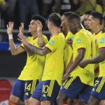 Luis Díaz (i) de Colombia celebra un gol hoy, en un partido de las eliminatorias sudamericanas para el Mundial de Catar 2022 entre Colombia y Bolivia en el estadio Metropolitano en Barranquilla (Colombia). EFERicardo Maldonado Rozo