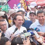 Desde el barrio San Javier, Comuna 13 de Medellín, el candidato a la Presidencia Fico Gutiérrez presentó a Rodrigo Lara Sánchez, su fórmula vicepresidencial.