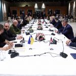 Las delegaciones rusa y ucraniana se encontraron en la oficina presidencial de Dolmabahce para reasumir las conversaciones de paz, en Estambul, Turquía, el 29 de marzo de 2022. (Arda Küçükkaya - Agencia Anadolu)