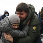 Ucrania denuncia que 153 niños han muerto y 245 más han resultado heridos por ataques rusosCiudadanos ucranianos llegan en tren a Polonia debido a la intervención militar de Rusia en Ucrania, en Przemysl, Polonia, el 25 de febrero de 2022. (Beata Zawrzel- Agencia Anadolu)