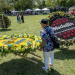 La Fiesta de las Flores presenta a dos 'silleteros' que representan a más de 500 campesinos que desfilan por las principales calles de Medellín, Colombia, durante la Fiesta de las Flores con arreglos florales a gran escala en sus espaldas. Los 'Silleteros' son agricultores colombianos que llevan los arreglos florales. (Estados Unidos) EFEEPACRISTOBAL HERRERA-ULASHKEVICH