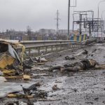 El cuerpo de un hombre muerto yace en la carretera en la ciudad de Bucha, cerca de Kiev este domingo. Algunas ciudades y pueblos que rodean a la capital han sido recuperados recientemente de las fuerzas rusas por el ejército ucraniano. EFE/ Oleksandr Ratushniak