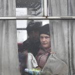 Refugiados ucranianos miran desde un autobús cuando salen de la ciudad de Bucha, Ucrania, el 03 de abril de 2022. Dmitrivka y el área alrededor habían sido recientemente recapturados por el ejército ucraniano de las fuerzas rusas. EFE/EPA/ATEF SAFADI