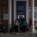 La estación de tren en la ciudad de Kramatorsk en Ucrania estaba repleta de civiles que aguardaban ser evacuados de Ucrania. (Andrea Carrubba - Agencia Anadolu)