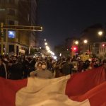 Manifestantes despliegan una bandera de Perú.Patricio Lagos Bustamante / LaMula.pe
