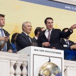 El presidente de Colombia, Iván Duque (3-I), conversa con John Tuttle (2-D), vicepresidente y director comercial del Grupo NYSE, mientras toca la campana de cierre de la Bolsa de Valores de Nueva York. EFE/EPA/JUSTIN LANE