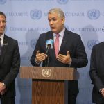 El presidente de Colombia, Iván Duque Márquez (C), habla con la prensa tras asistir a la reunión del Consejo de Seguridad en las Naciones Unidas en Nueva York, Nueva York, EE.UU., el 12 de abril de 2022. ( Estados Unidos, Nueva York) EFE/EPA/SARAH YENESEL