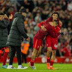 Lucho Diaz apaude a sus compañero tras el triunfo del Liverpool ante United