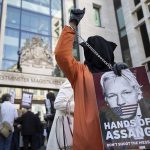 Los partidarios de Julián Assange protestan frente a la Corte de Magistrados de Westminster en Londres, Reino Unido, el 20 de abril de 2022. (Raşid Necati Aslım - Agencia Anadolu)