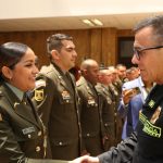 El general Jorge Luis Vargas Valencia ,director de la policia Nacional, felicita a una miembro de la policia por el trabajo en los cuadrante por la seguridad de la Comunidad