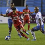 Ely Esterilla (d) del 9 de Octubre disputa el balón con Bryan Castrillón de Independiente Medellín, durante un partido de la Copa Sudamericana en el estadio Jocay, en Manta (Ecuador). EFE/ Ariel Ochoa