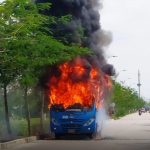 Paro armado del Clan del Gofo encañonaron al conductor y bajaron a los pasajeros para quemar el bus.Foto Diario La Libertad