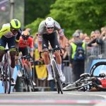 Después de un esprint alocado con caídas incluídas, el neerlandés Mathieu Van der Poel  gano la primera etapa del Giro de Italia 2022