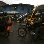 Miembros de la Policía Nacional de Colombia realizan un patrullaje hoy en el barrio La Sierra en Medellín, para garantizar la seguridad en este sector debido al "Paro Armado". EFE/Luis Eduardo Noriega A.