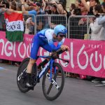 El británico Simon Yates (BikeExchange) logró este sábado la victoria en la segunda etapa del Giro de Italia, una contrarreloj de nueve kilómetros por un circuito urbano de Budapest