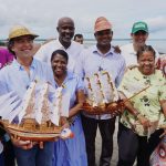 Sergio Fajardo en jornada con recorrido con los artesanos de Buenaventura