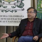 El candidato presidencial por la coalición Pacto Histórico, Gustavo Petro, habla hoy durante una reunión con la Academia de Ciencias en Bogotá (Colombia). EFE Carlos Ortega