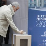 El presidente de Colombia, Iván Duque, vota hoy durante la jornada de elecciones para elegir presidente de Colombia para el periodo 2022-2026 en Bogotá (Colombia). EFE/Carlos Ortega