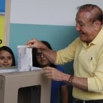 Rodolfo Hernández depositando su voto hoy, en el centro de votación del colegio Santander en Bucaramanga. EFE/Mario Caicedo