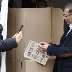El candidato a la presidencia de Colombia por la Coalición Pacto Histótico, Gustavo Petro, sostiene su voto hoy, en un centro de votación en Bogotá (Colombia). EFE/Mauricio Dueñas Castañeda
