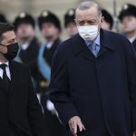 El presidente turco, Recep Tayyip Erdogan (der), es recibido por su homólogo ucraniano, Volodímir Zelenski (izq),