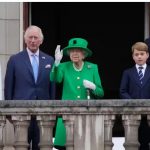 La Reina saluda desde el balcón del Palacio de Buckingham con un vestido verde de Stewart Parvin el domingo. Foto Frank Augustein-PA