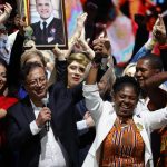 El presidente electo Gustavo Petro celebra junto a su fórmula a la vicepresidencia, Francia Márquez, tras obtener 11.270.944 votos, equivalentes al 50,49 %, hoy en el Movistar Arena en Bogotá. EFE/ Mauricio Dueñas Castaneda