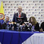El expresidente colombiano Álvaro Uribe Vélez (c) habla hoy durante una rueda de prensa luego que se reunió con el Presidente Electo, Gustavo Petro. EFE/ Carlos Ortega