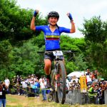 María José Salamanca de Colombia celebra al ganar la medalla de oro en la prueba ciclismo de montaña cross country femenina hoy, en los XIX Juegos Bolivarianos en Valledupar (Colombia). EFE/Luis Eduardo Noriega A.