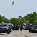 La policía de varias agencias suburbanas buscaba un arma detrás de un tiroteo masivo durante el Desfile del 4 de julio en Highland Park.Tyler Pasciak La Riviere / Sun-Times