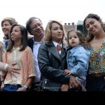 En la foto el presidente Electo Gustavo Petro con su Esposa y sus hijos