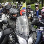 Motociclistas que viven en la ciudad de Bogotá se movilizaron este jueves para exigir que se cancele la medida que restringe el acompañante o parrillero hombre entre jueves y domingo, una medida tomada por la Alcaldía de la capital para combatir la inseguridad y controlar las elevadas cifras de robos. EFE/ Carlos Ortega