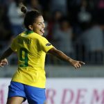 Con la ausencia por lesión de su estrella y capitana Marta, la atacante Debinha se perfila como una de las principales figuras de la selección femenina de fútbol de Brasil de cara a la Copa América Colombia 2022. EFE/Leonardo Rubilar Chandía
